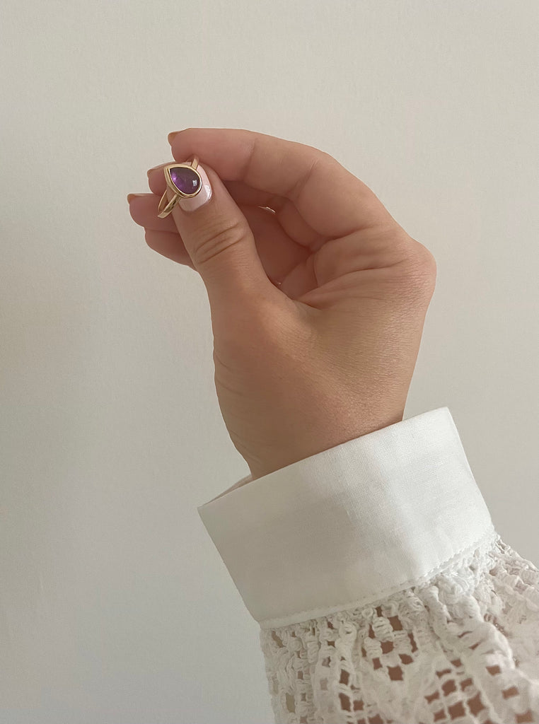 when the light hits the amethyst gemstone ring it's truly stunning