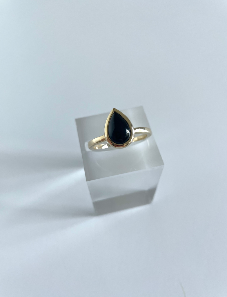 pear-shaped stone ring - black onyx with 14k gold